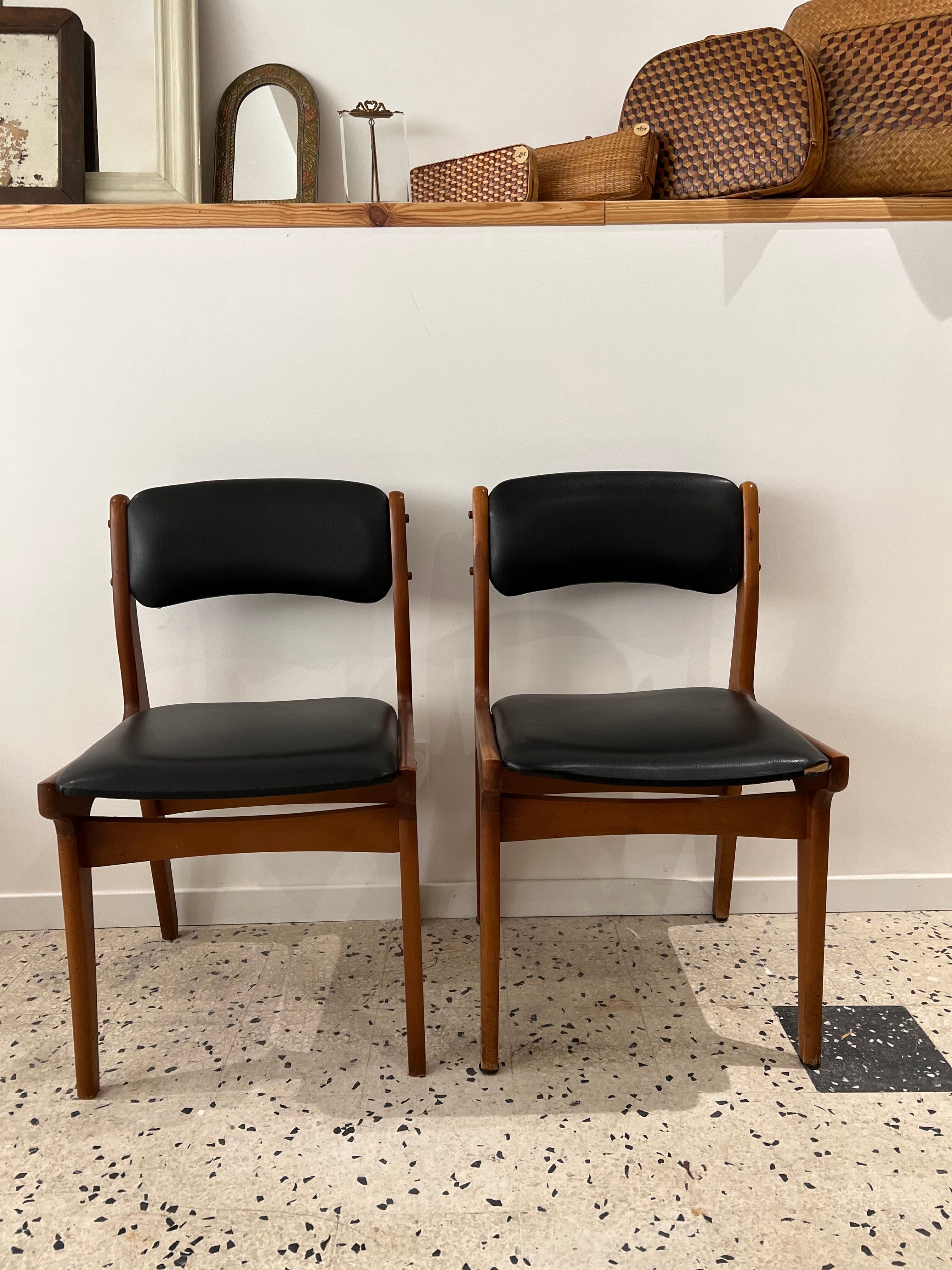 Chaise vintage scandinave en bois et simili cuir noir