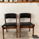 Chaise vintage scandinave en bois et simili cuir noir