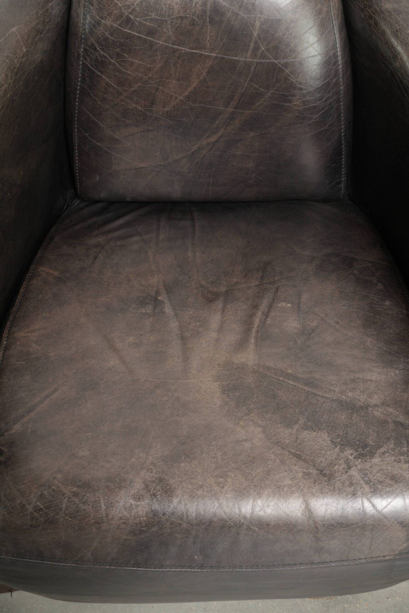 Ensemble vintage de 2 fauteuils en cuir de vachette au design Aviateur.