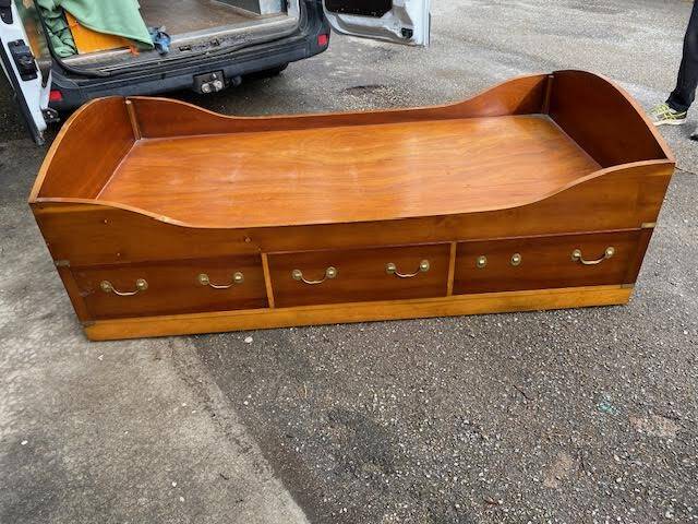 Children's boat bed with drawer