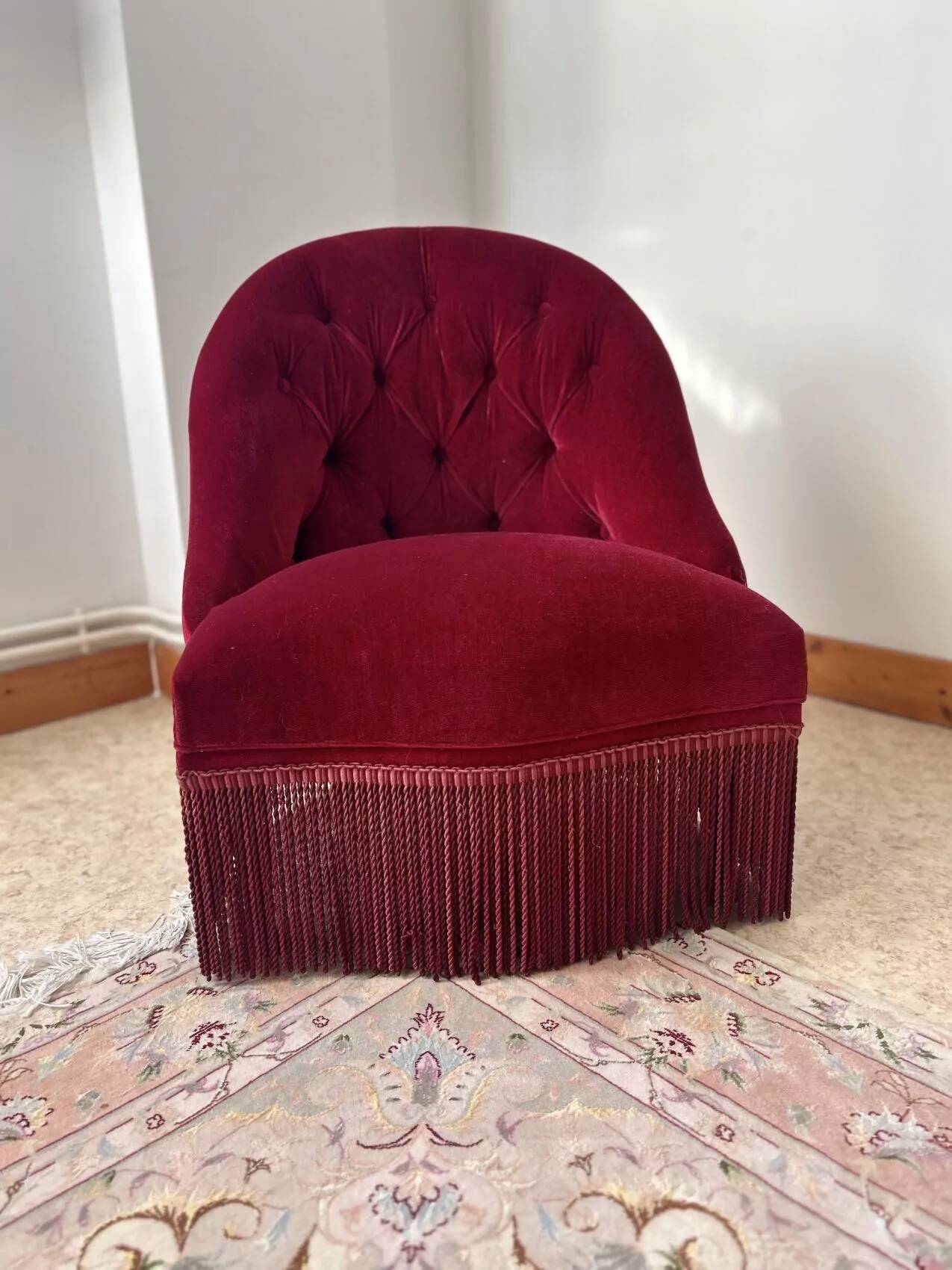 Burgundy velvet armchair – tufted – timeless charm