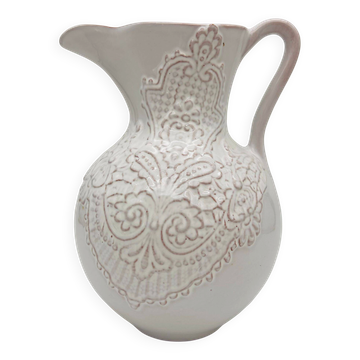 French farmhouse jug with a vintage look.