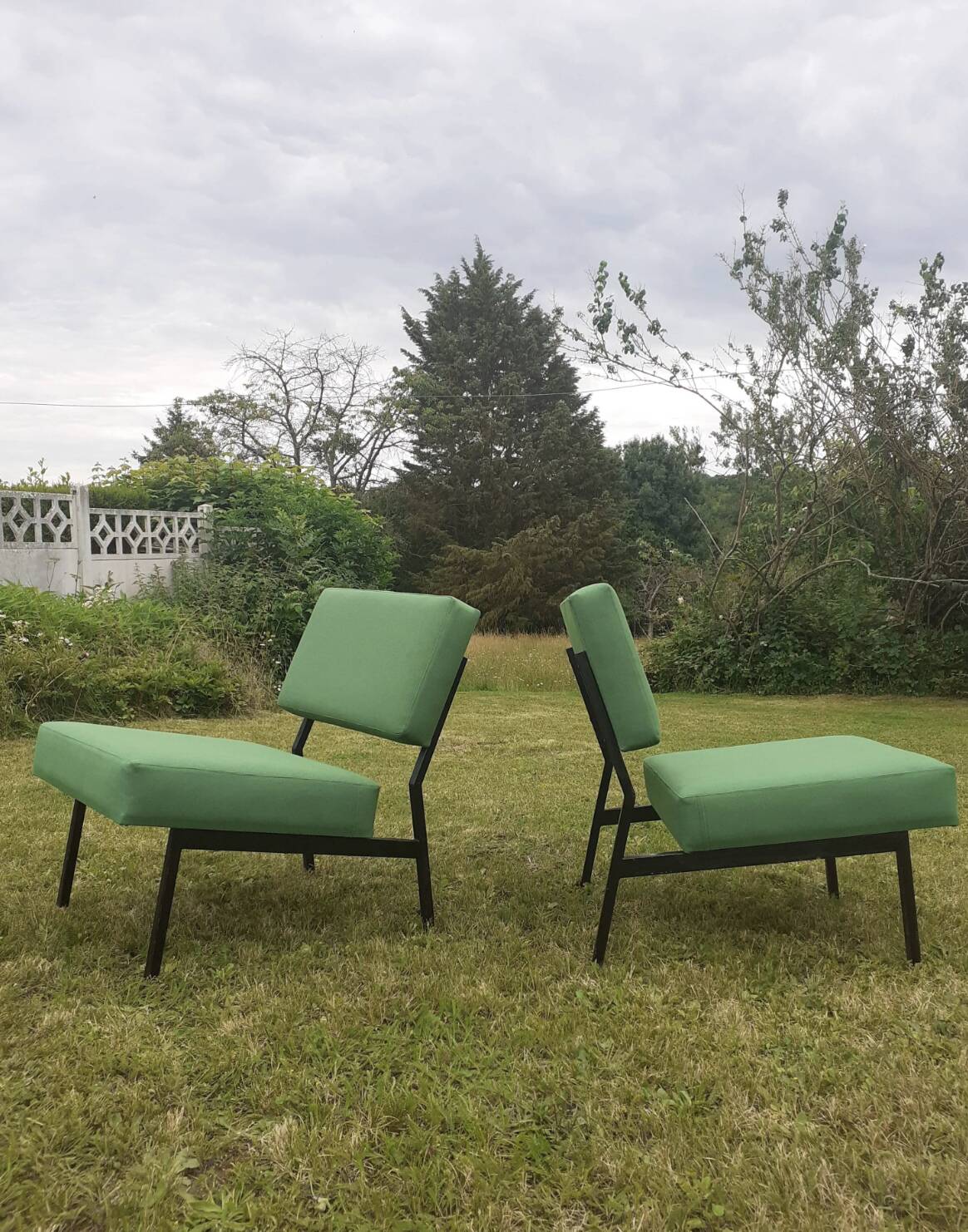 Chauffeuses de style Pierre Guariche, structure métal, années 1960