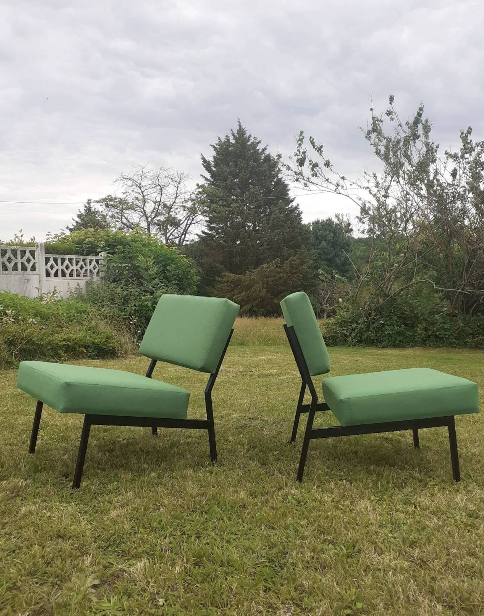 Chauffeuses de style Pierre Guariche, structure métal, années 1960