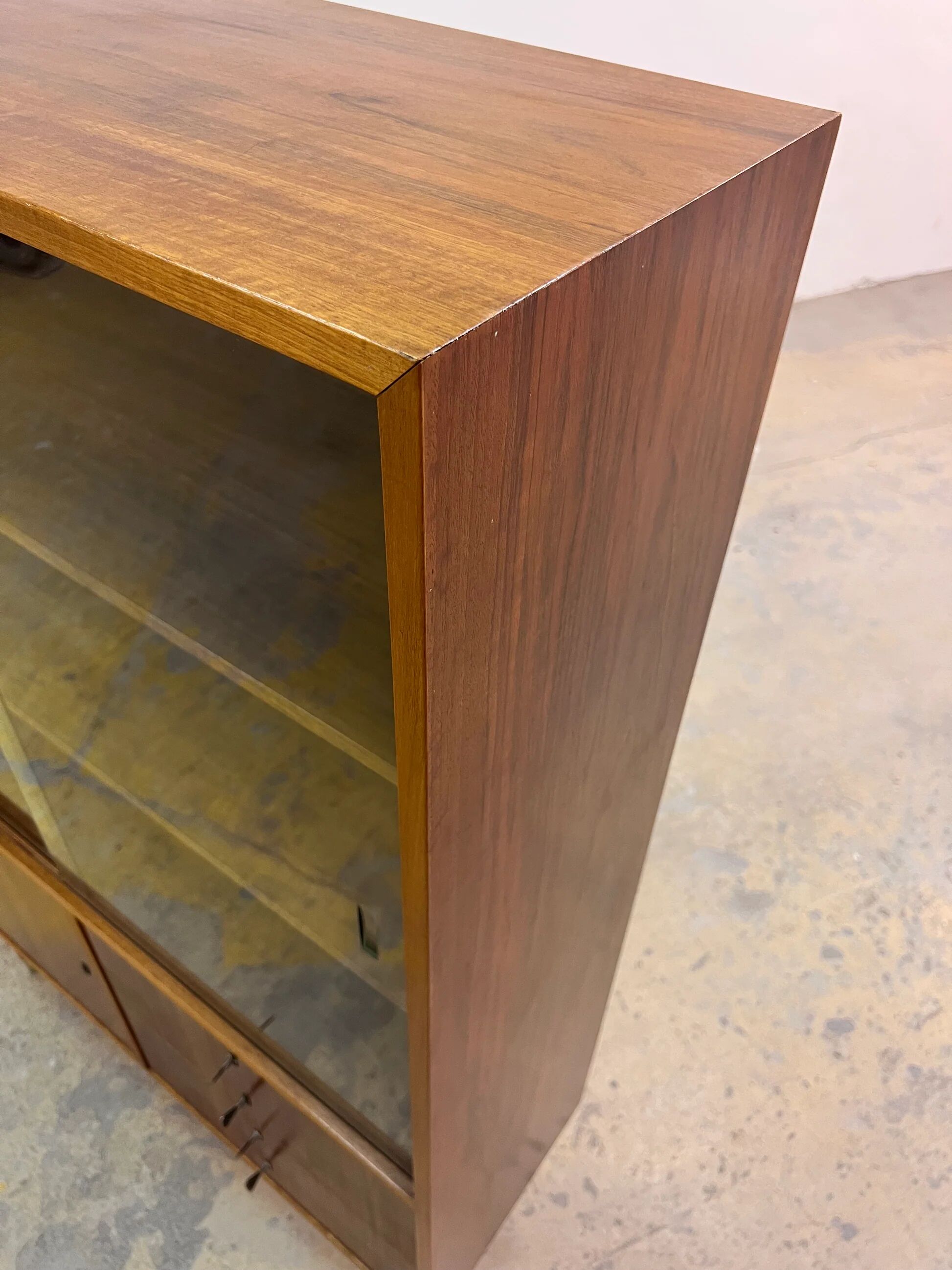 Display cabinet walnut by Deutsche Werkstätten Hellerau