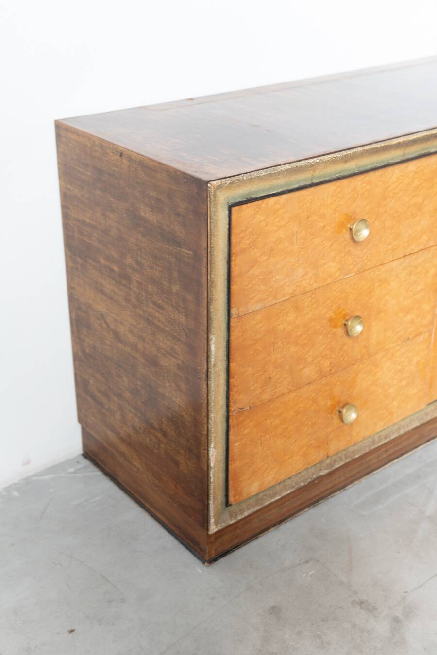 Comò in radica di betulla, con maniglie in ottone, 1950