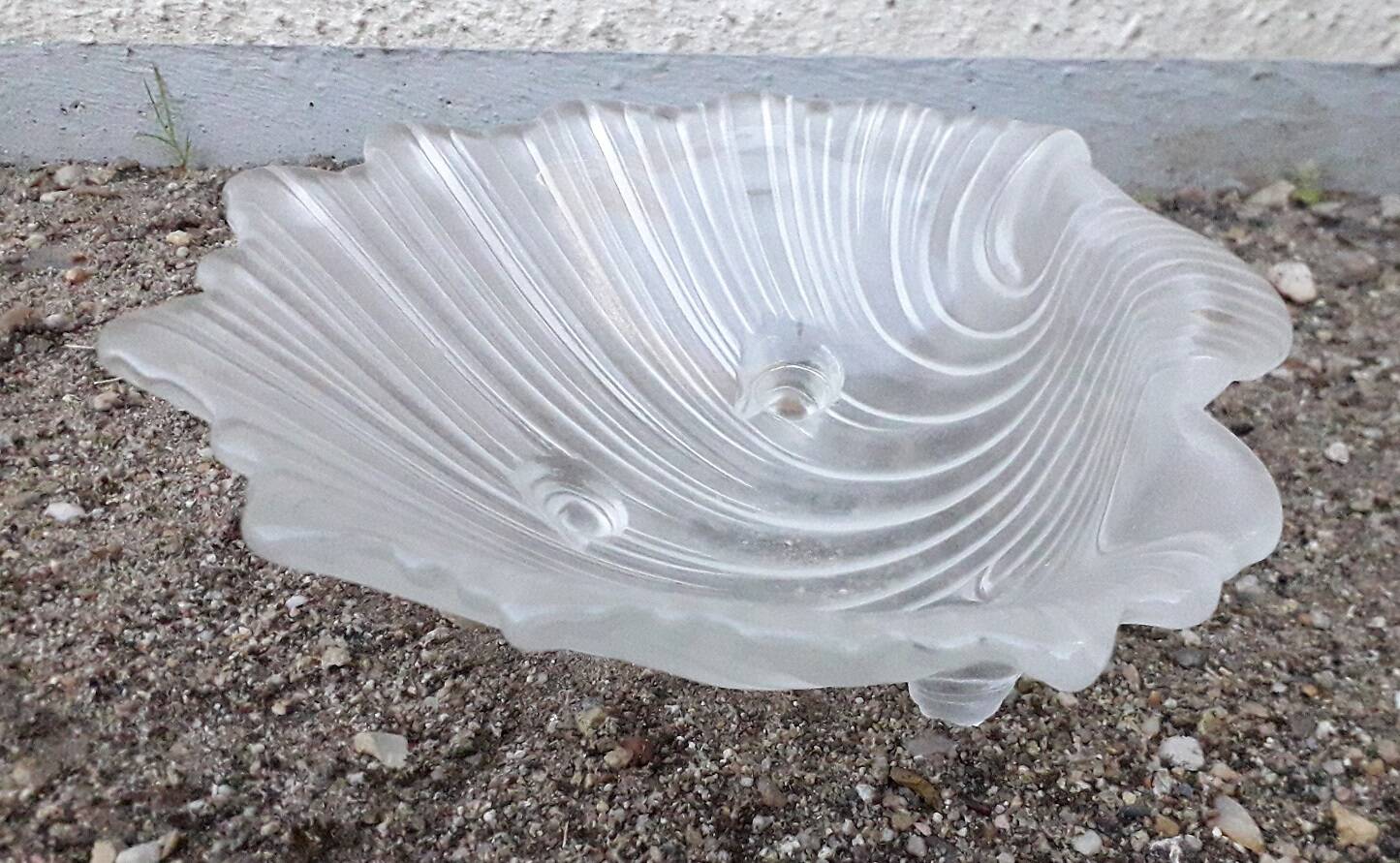Shell-shaped catchall