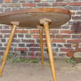 Table d'appoint 1950 de forme libre en bois clair pied fuseau compas