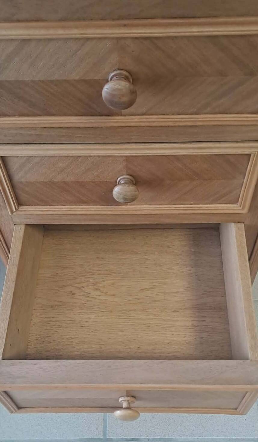Oak chest of drawers