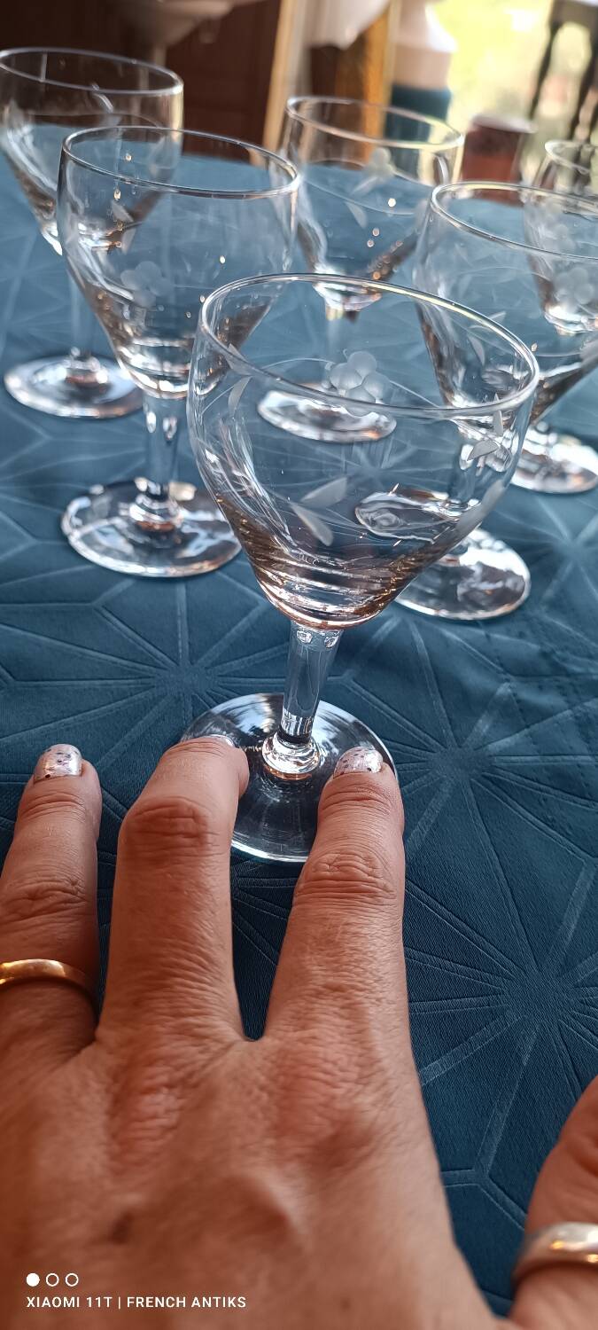 6 liqueur glasses in chiseled crystal, floral decoration, French work.