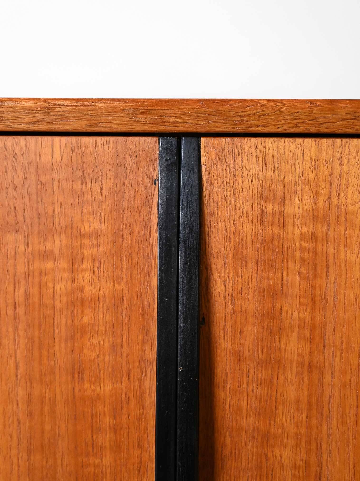 Buffet scandinave avec détails noirs