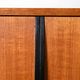 Buffet scandinave avec détails noirs