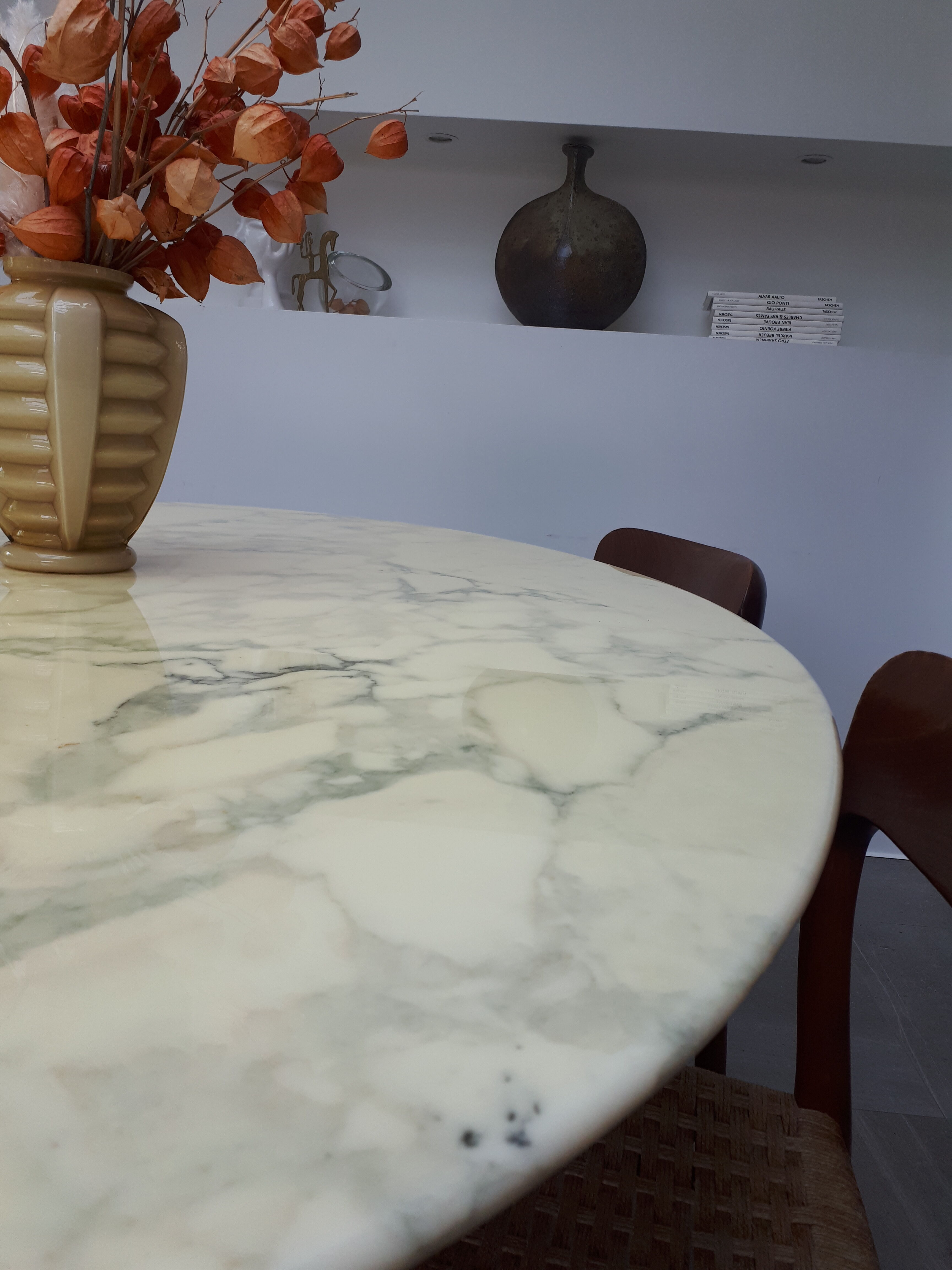 Marble table of the 70s at Roche Bobois