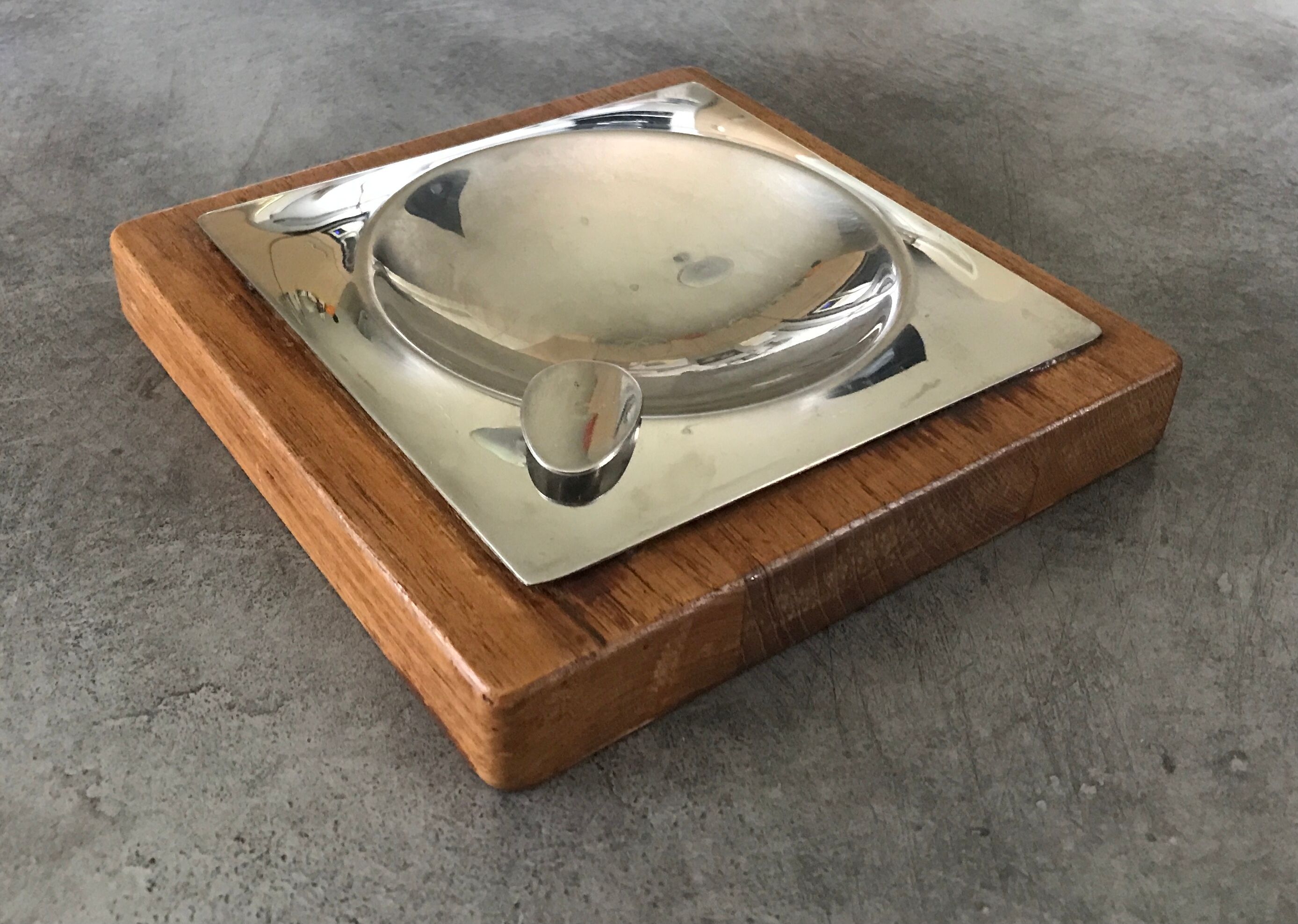Cendrier design moderniste en bois et métal inox 16 x 16 cm