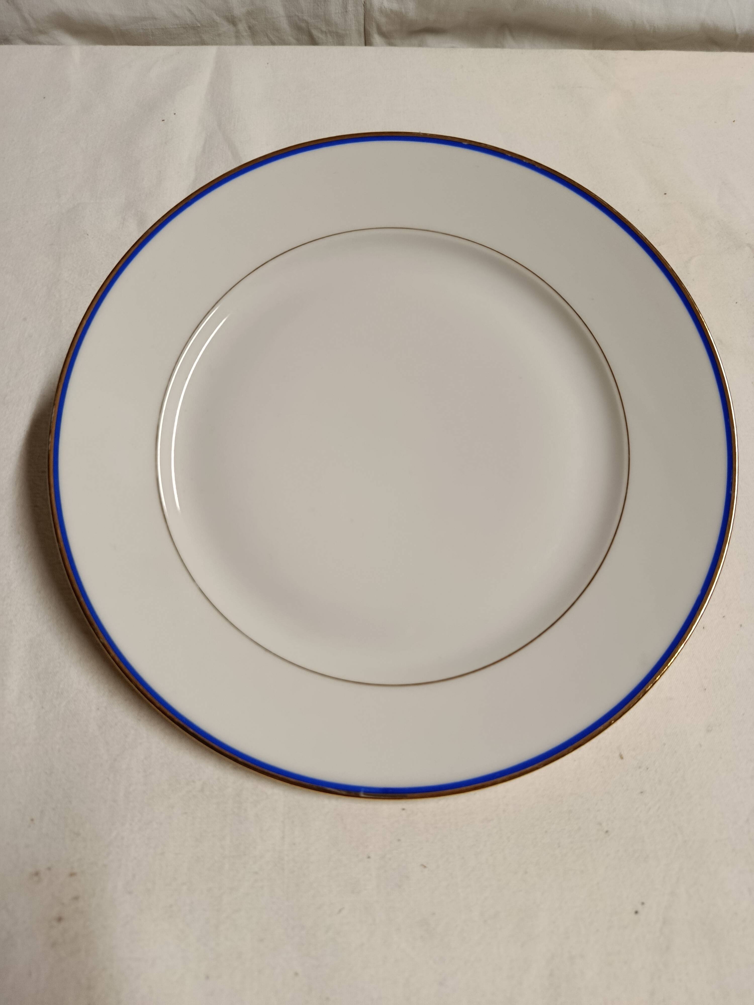 15 assiettes en porcelaine de Limoges