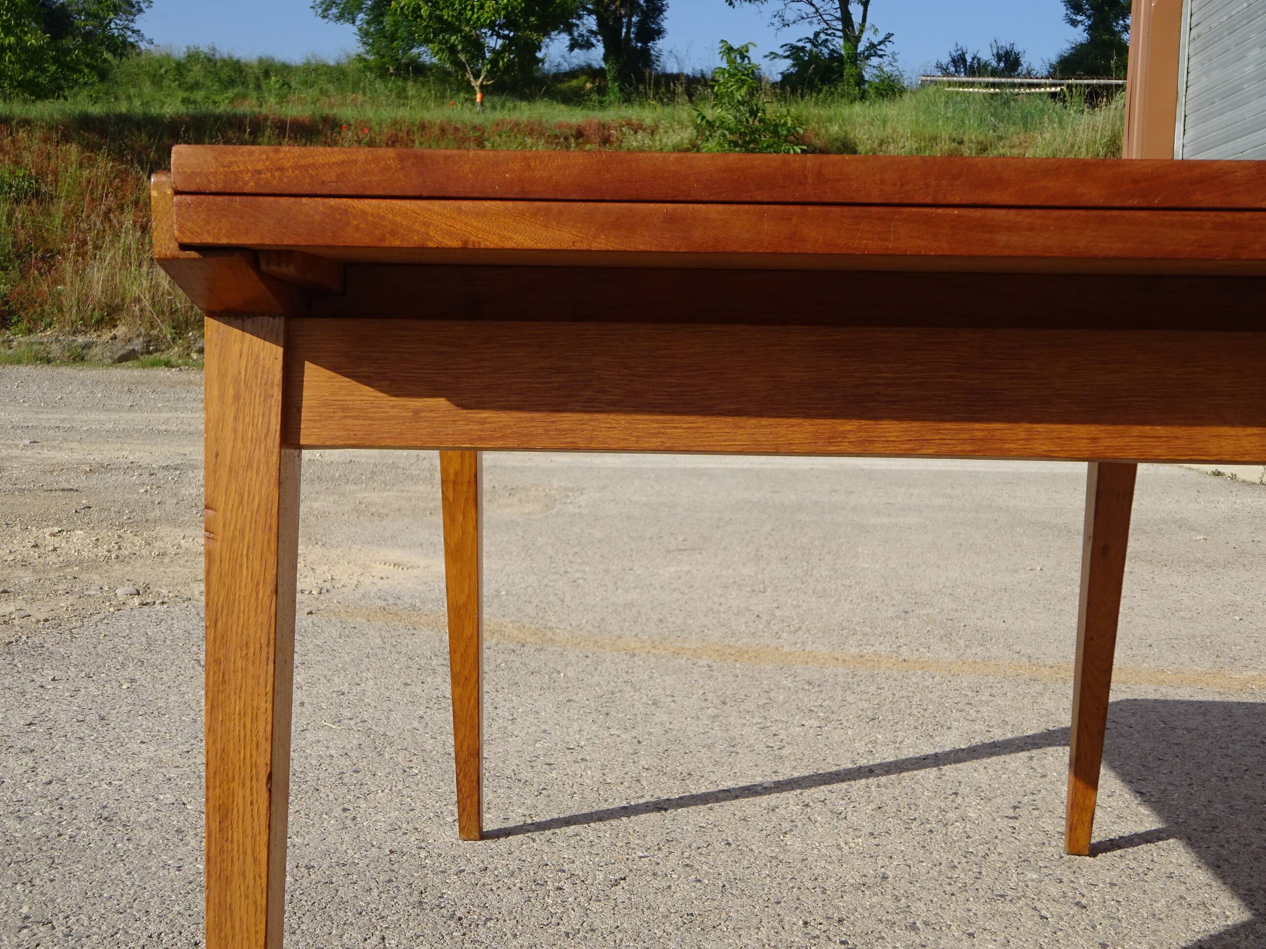 Table vintage en bois avec pieds compas