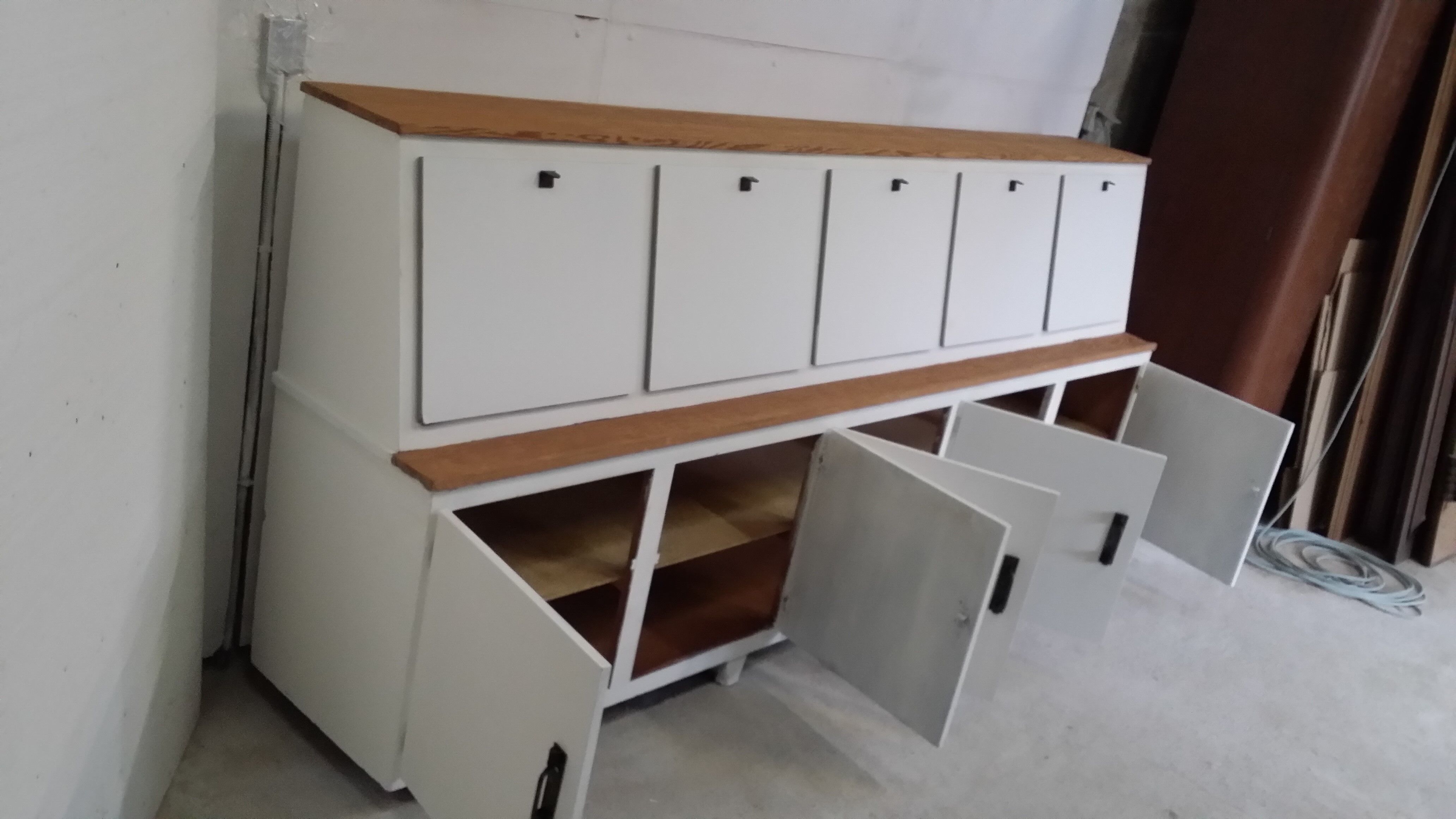 Ancien meuble d'atelier en bois