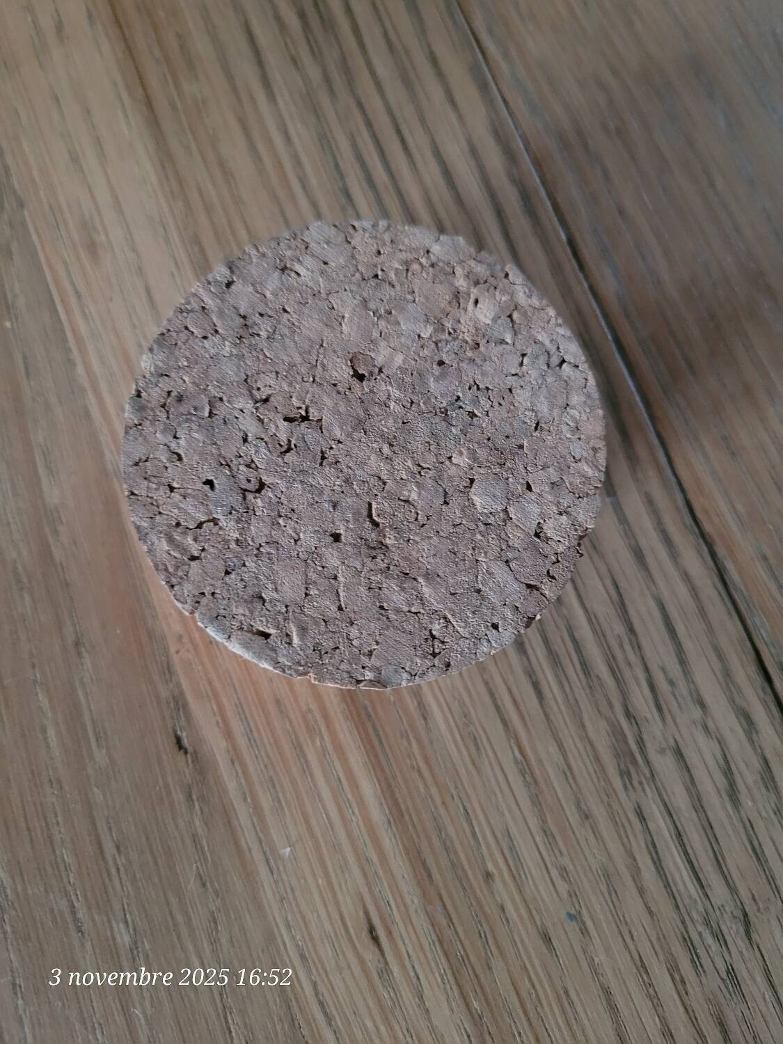 Carafe or pitcher with ice reservoir