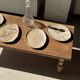 Petit vide poche ou plat en bois pétrifié beige cernes petit cœur noir