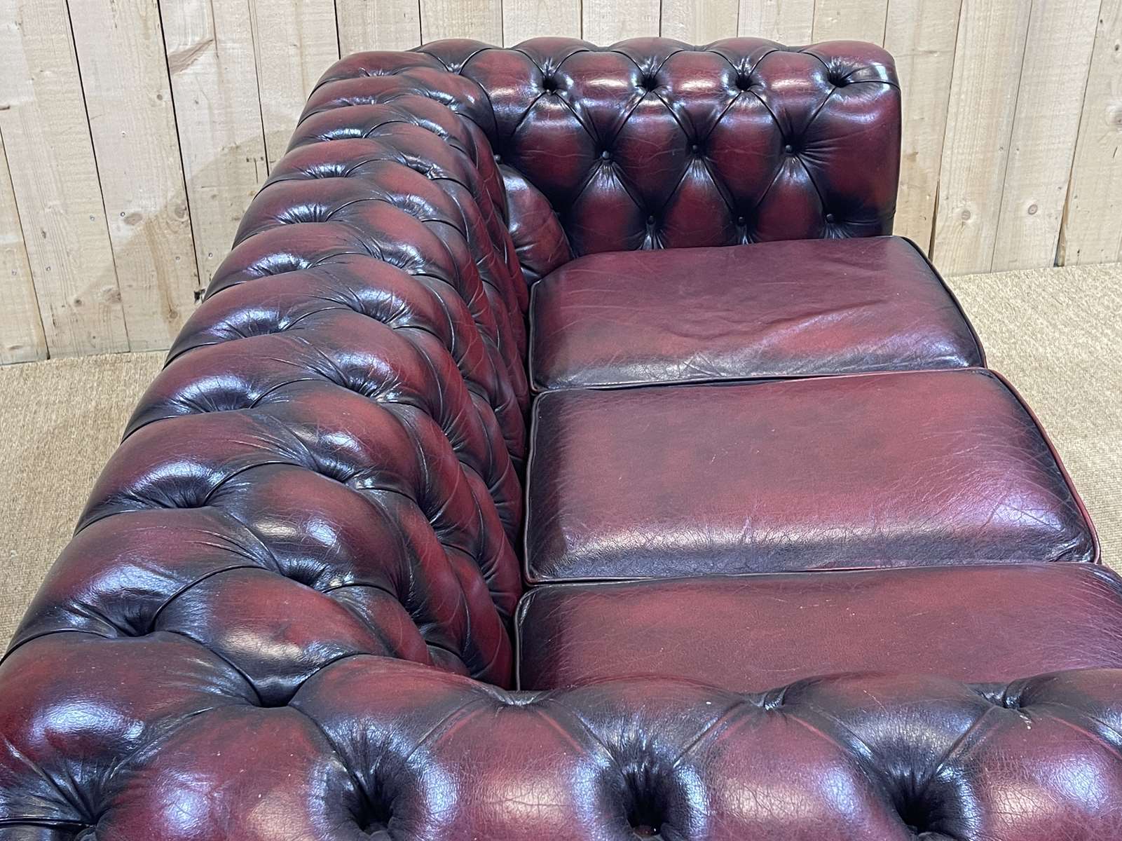 Chesterfield sofa in red leather 3 places from the 70s