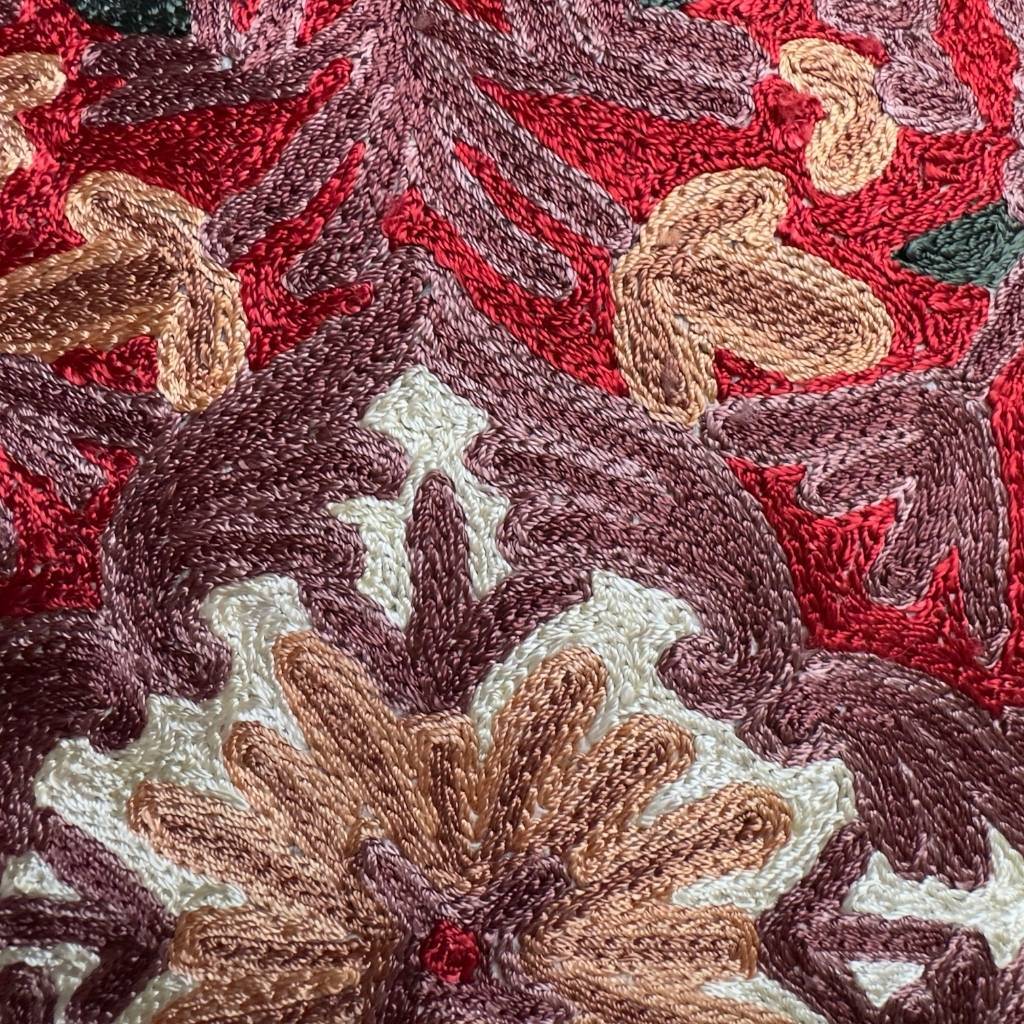 Hand-embroidered silk cushion cover from Kashmir, medallion pattern, 40x40 cm.