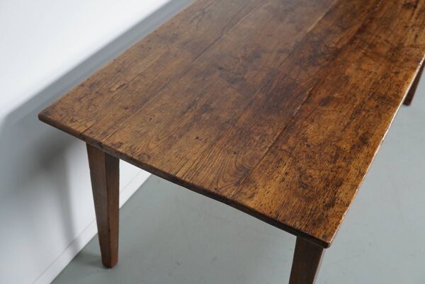 Table à manger rustique française du début du XXe siècle en bois fruitier et chêne