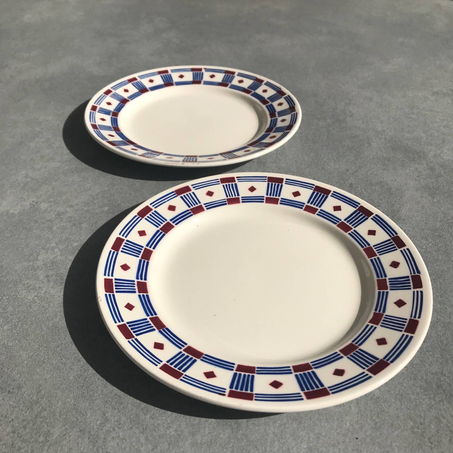 2 dessert plates