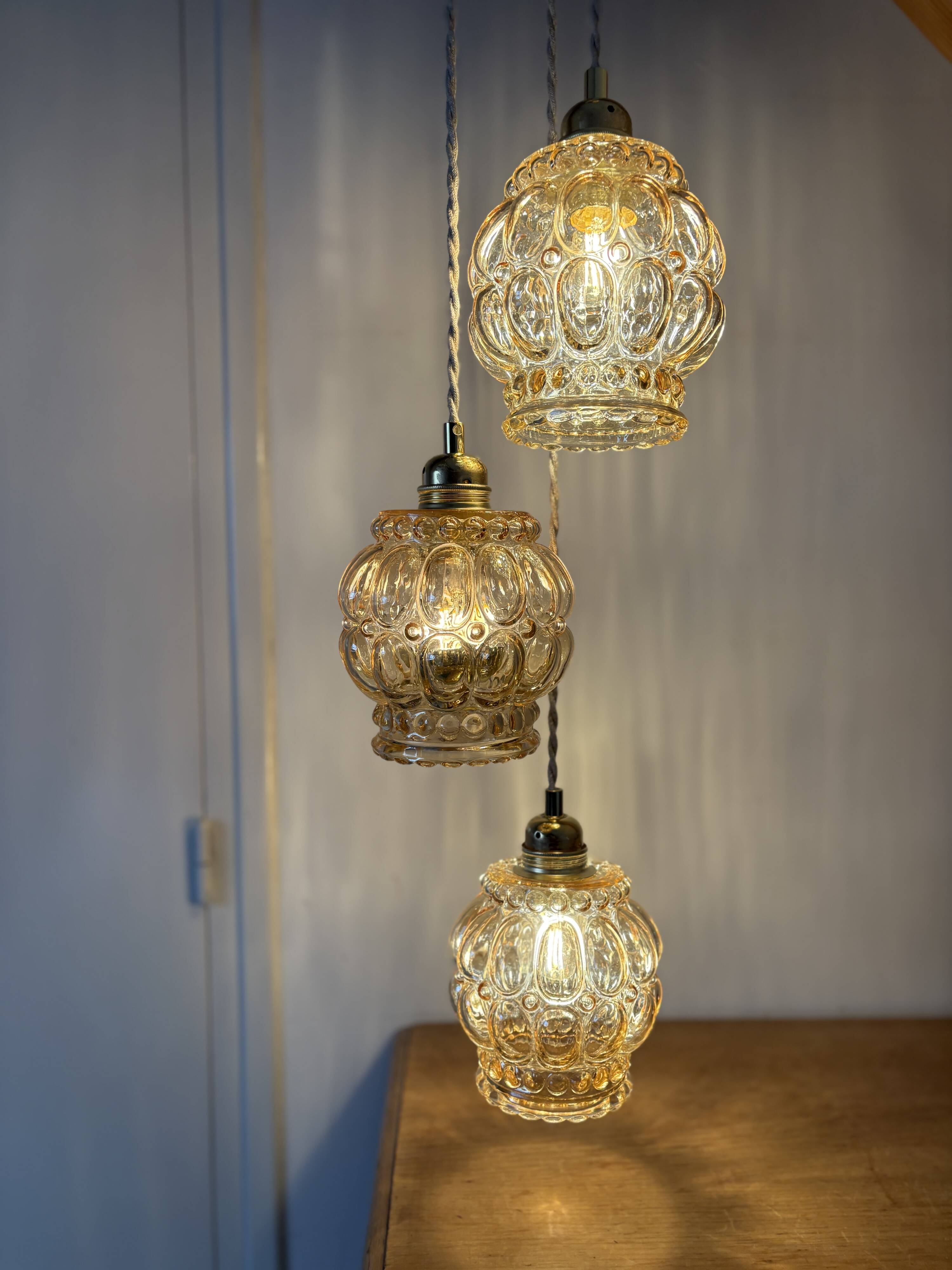 Suspension triple globes vintage en verre ambré bulle