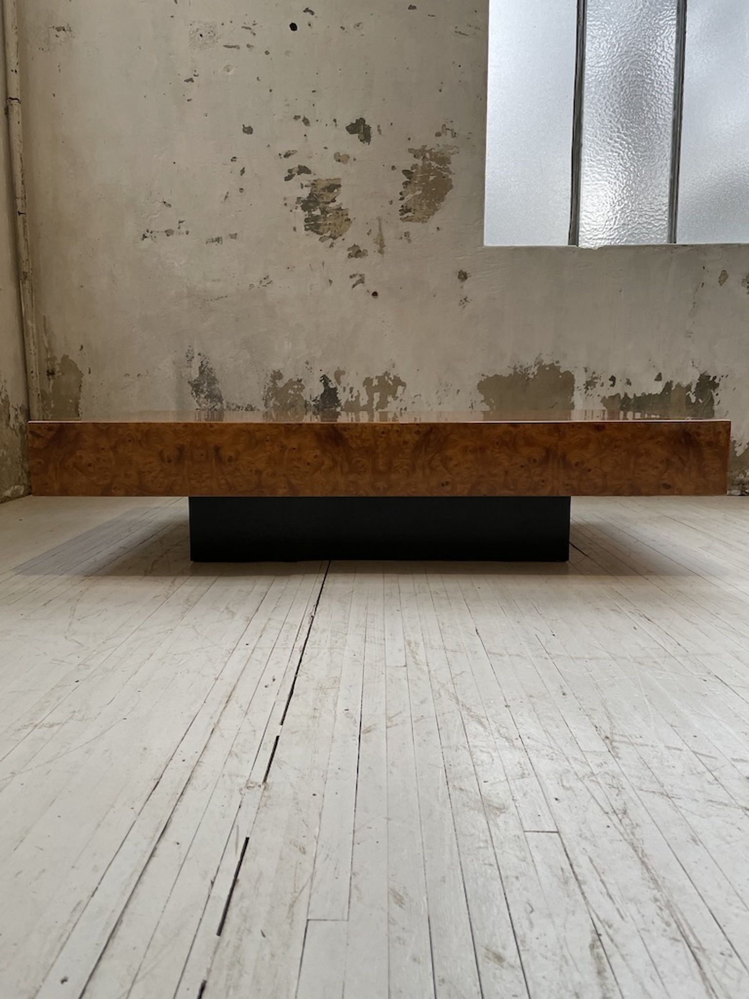 Table basse italienne laque loupe d’orme