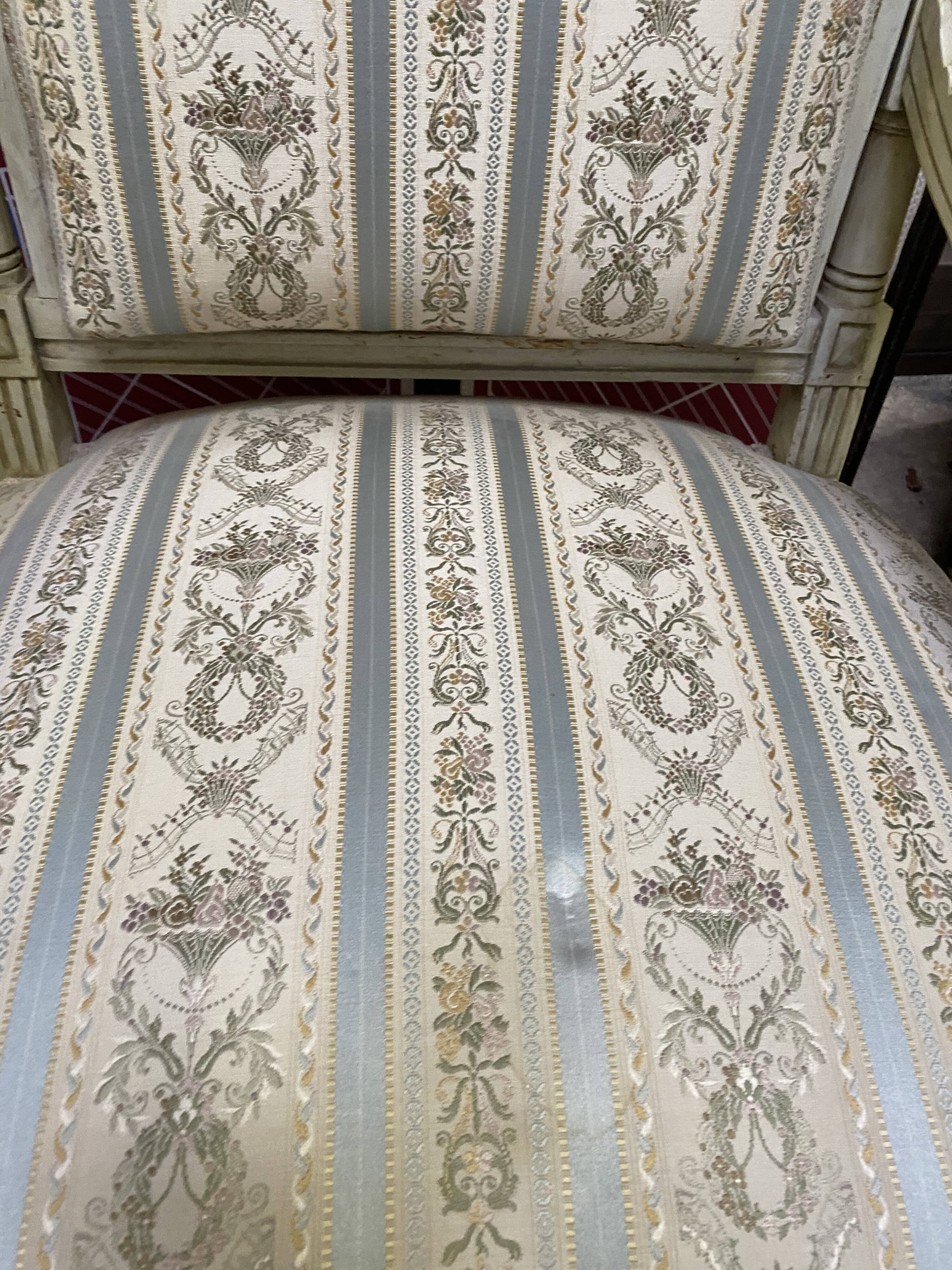 Paire de fauteuils style Louis XVl sculptés avec tissus et soieries d’origine