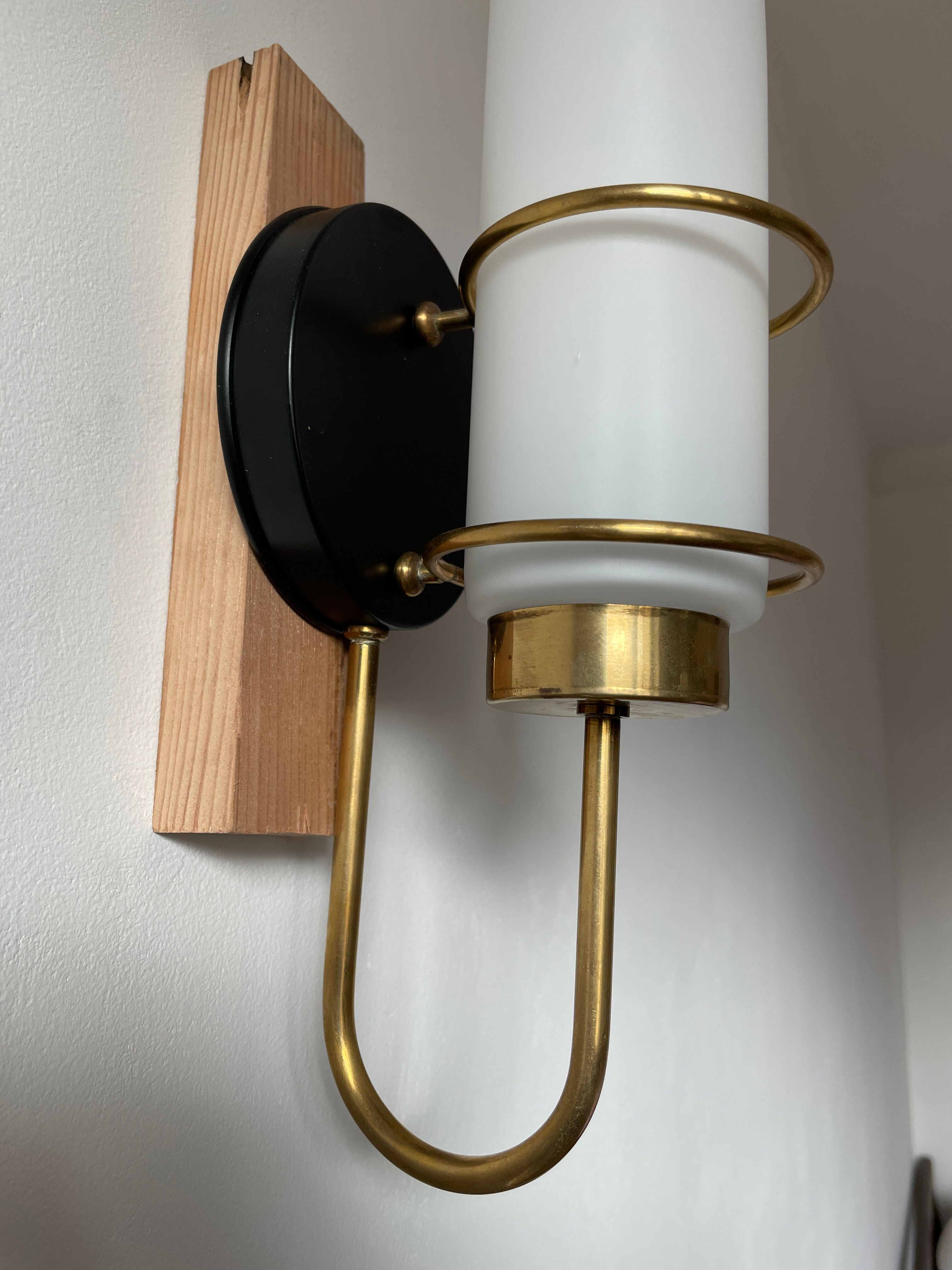 Opaline and brass wall lamp