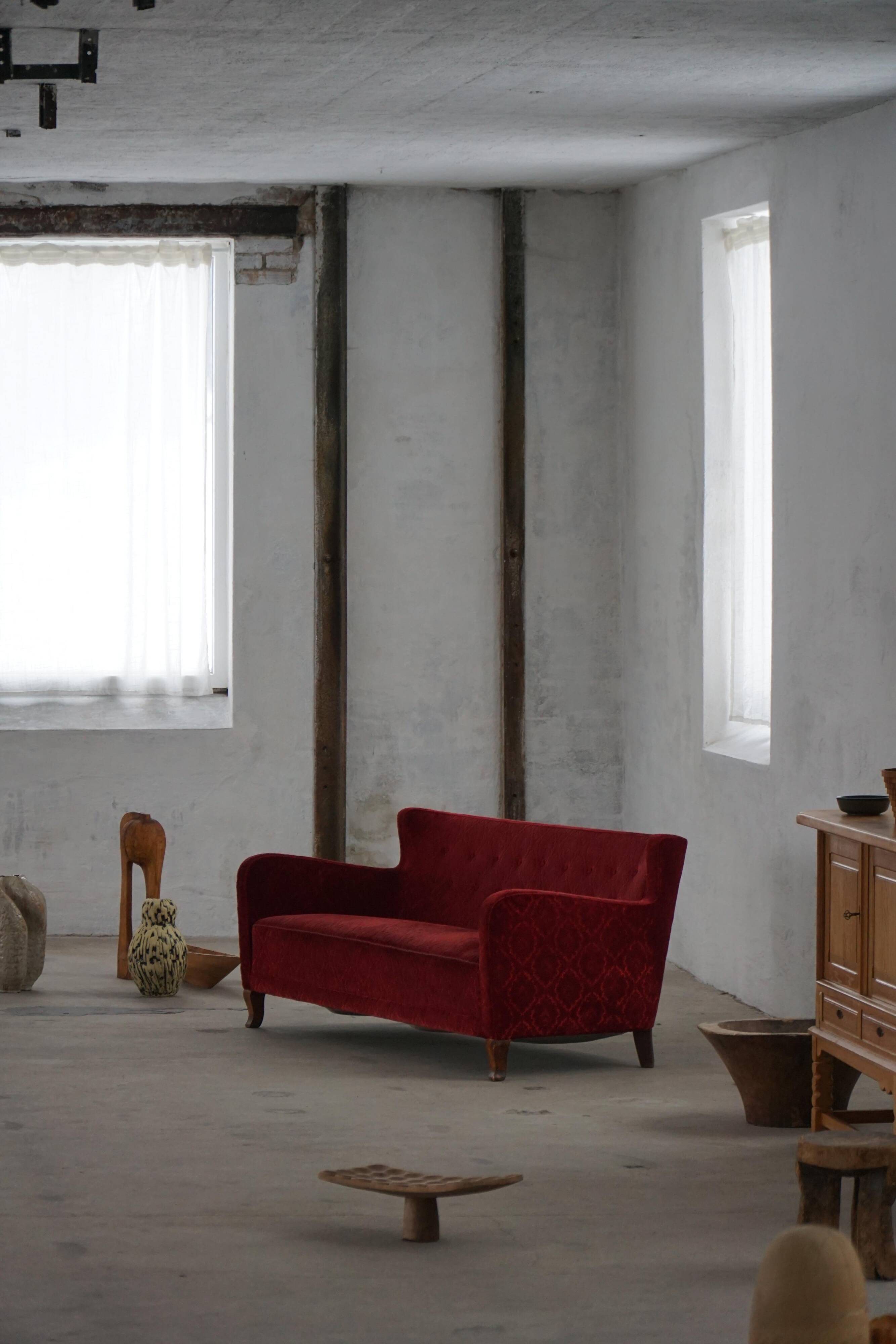Modern Danish canapé, 3-seater in red velvet, Fritz Hansen style, 1940s.