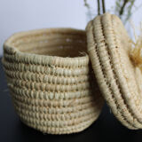 Basket with raffia lid