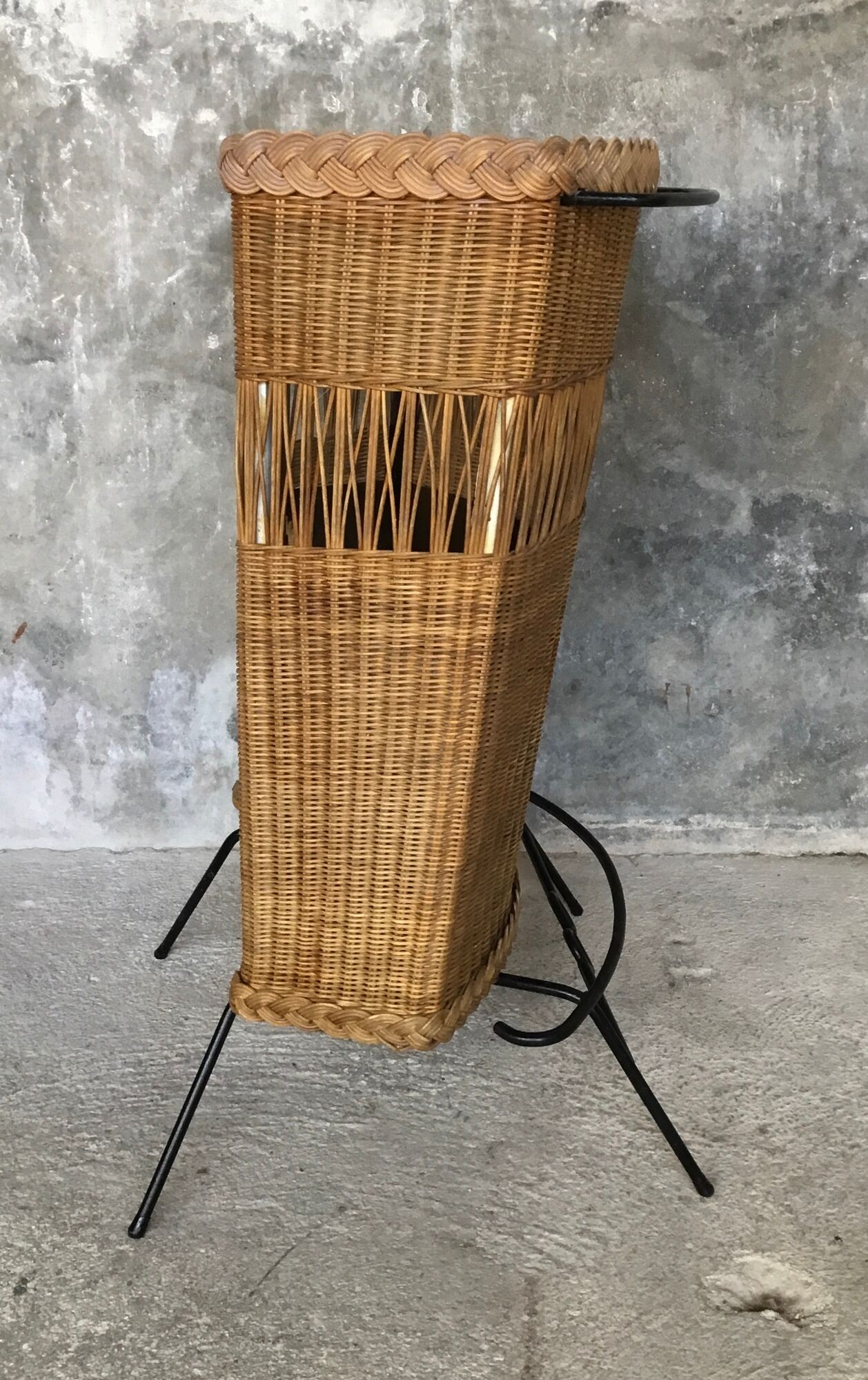 Vintage cocktail bar and its piare of stools - wicker and metal - 1960