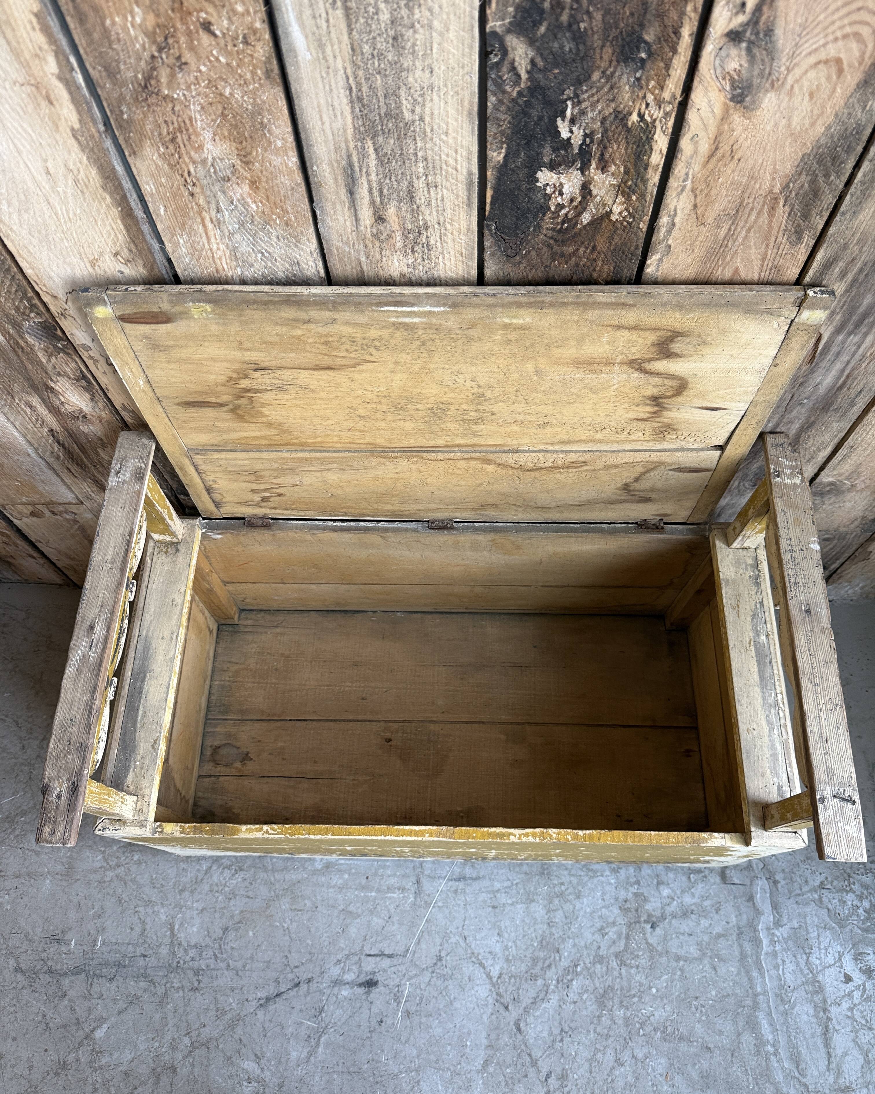 Patinated children's storage bench (renovated)
