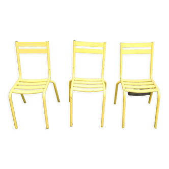 Lot de trois chaises de bistrot en fer