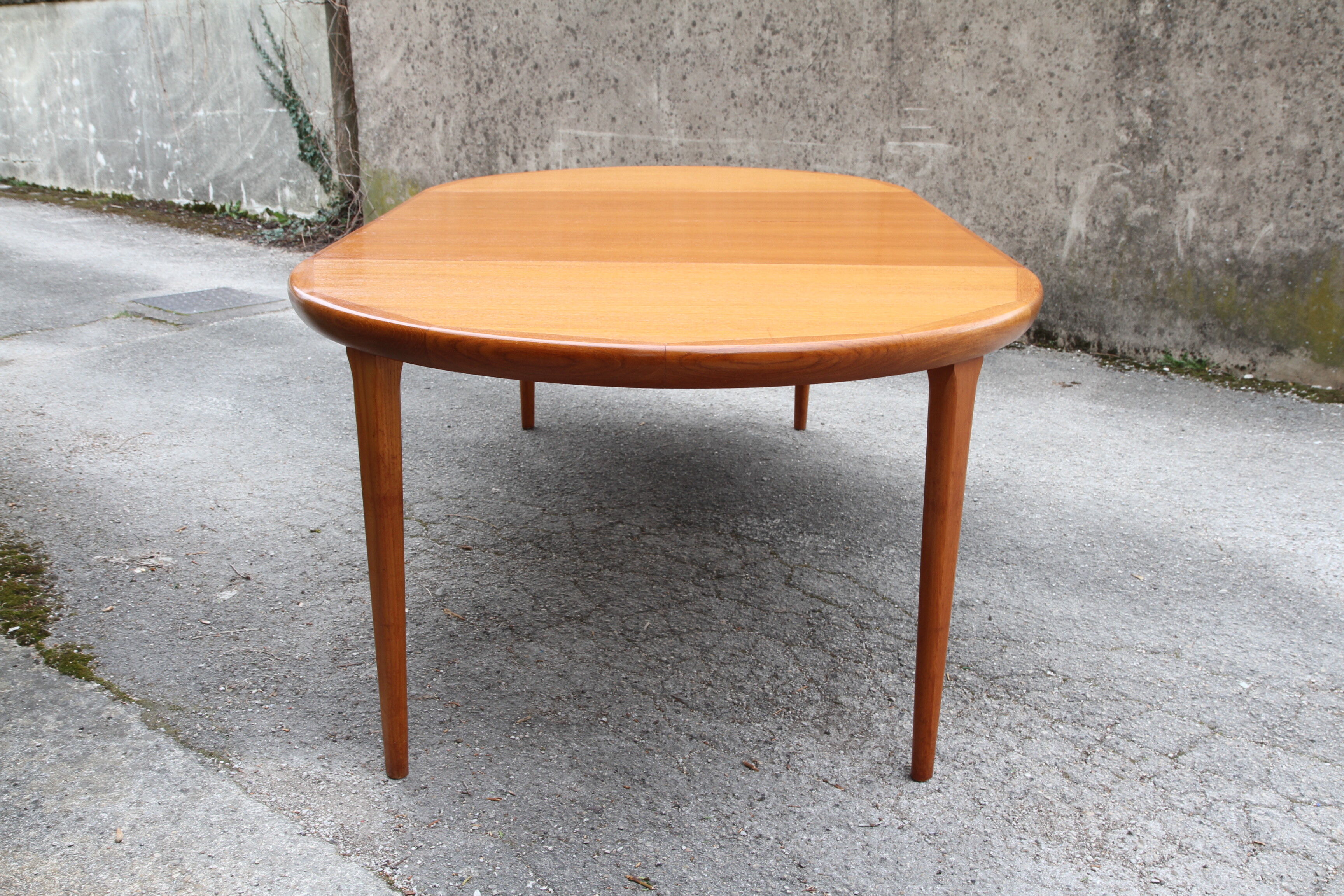 Danish teak extendable round table of the years 60