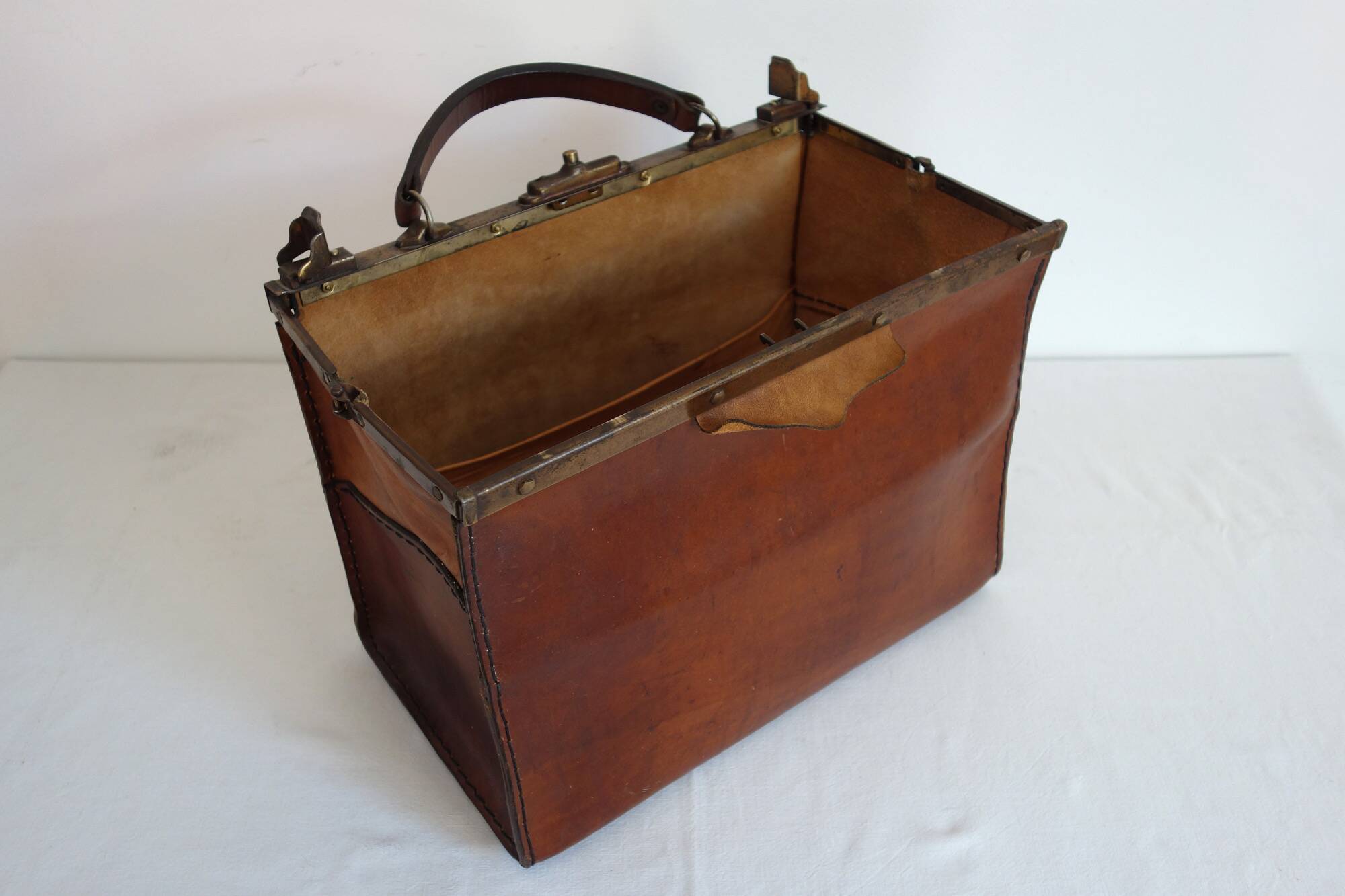 Ancienne sacoche de médecin en cuir années 30/40