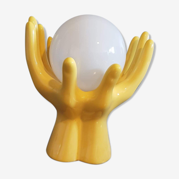 Lampe mains en céramique jaune avec globe opaline blanche