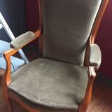Fauteuil voltaire et un repose pieds