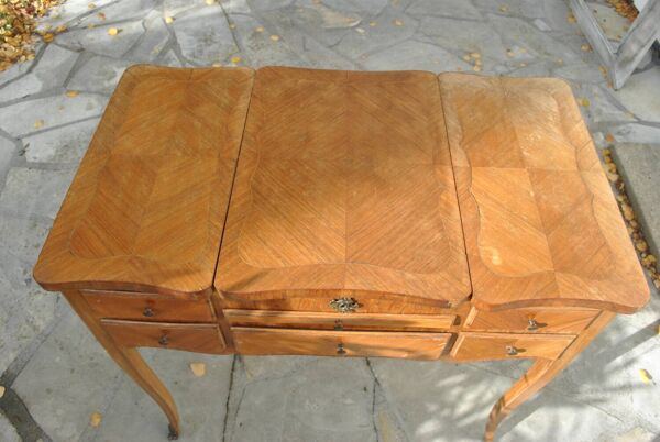 Coiffeuse rustique Louis XV en merisier, formant bureau