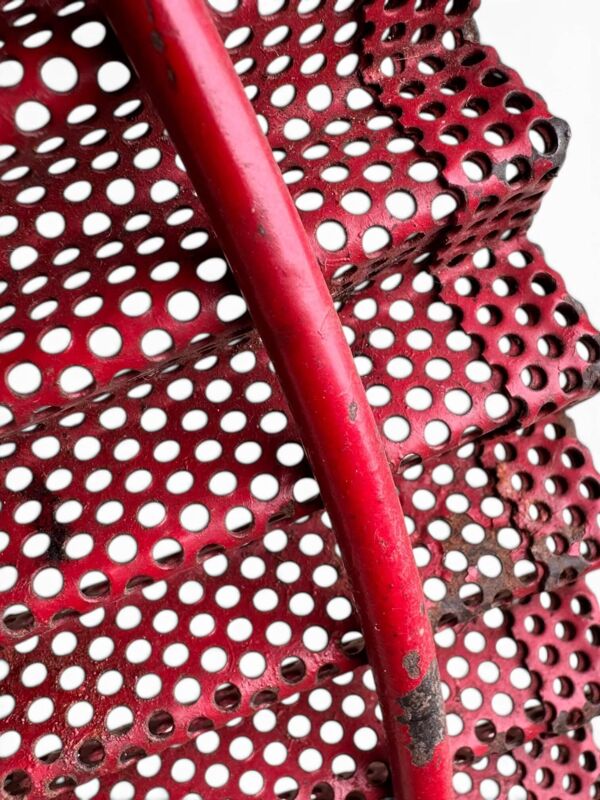 Mathieu Matégot, coupe à fruits de 1953 en métal perforé laqué rouge
