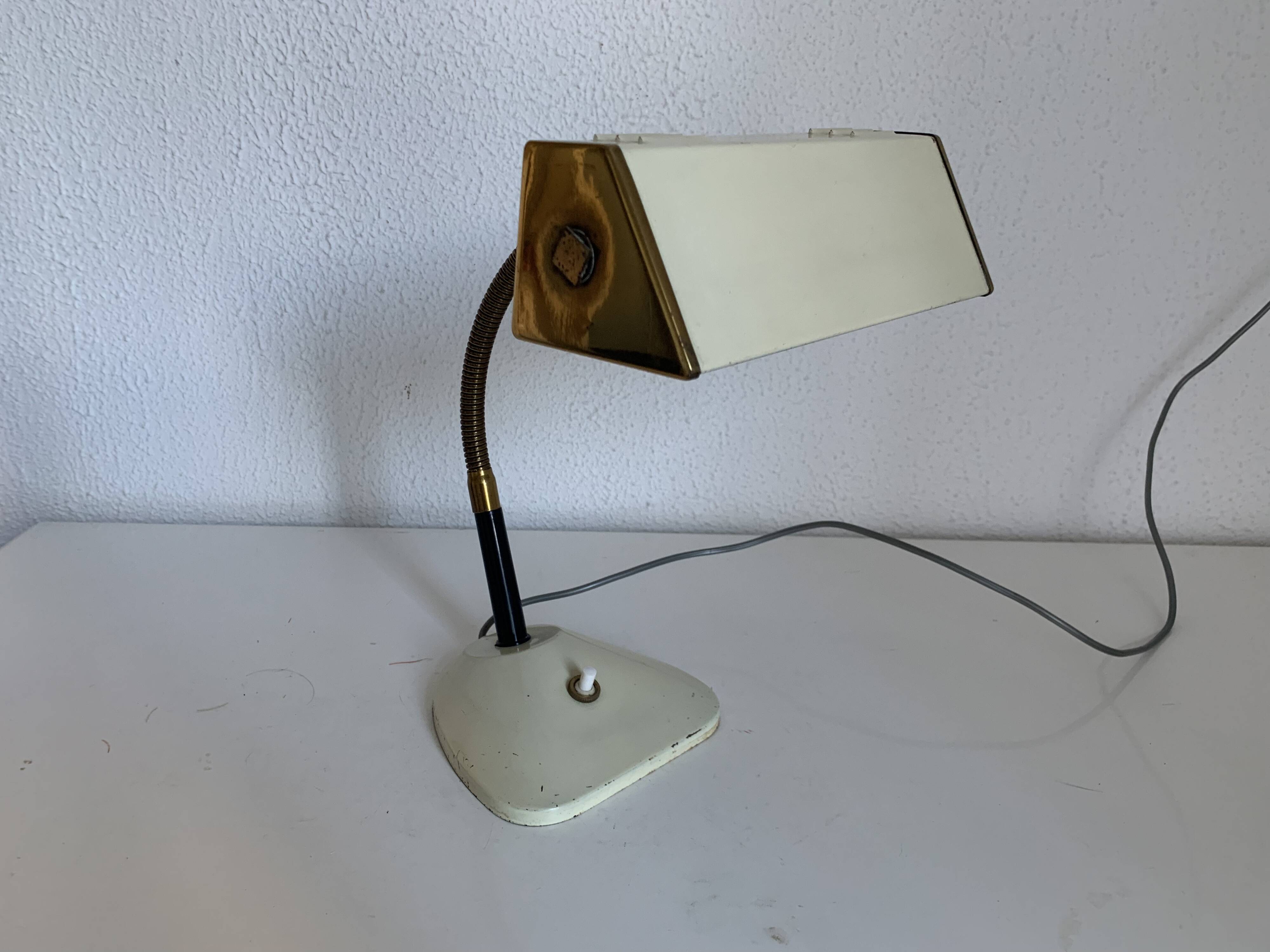 Lampe de bureau en métal laqué écru et doré, 1950