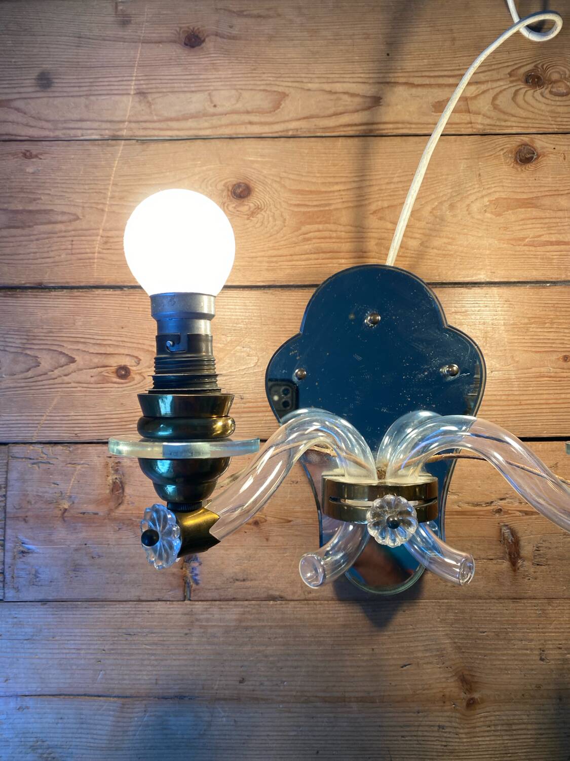 Applique murale ancienne en laiton et verre cristal