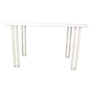 Table blanche sur pieds