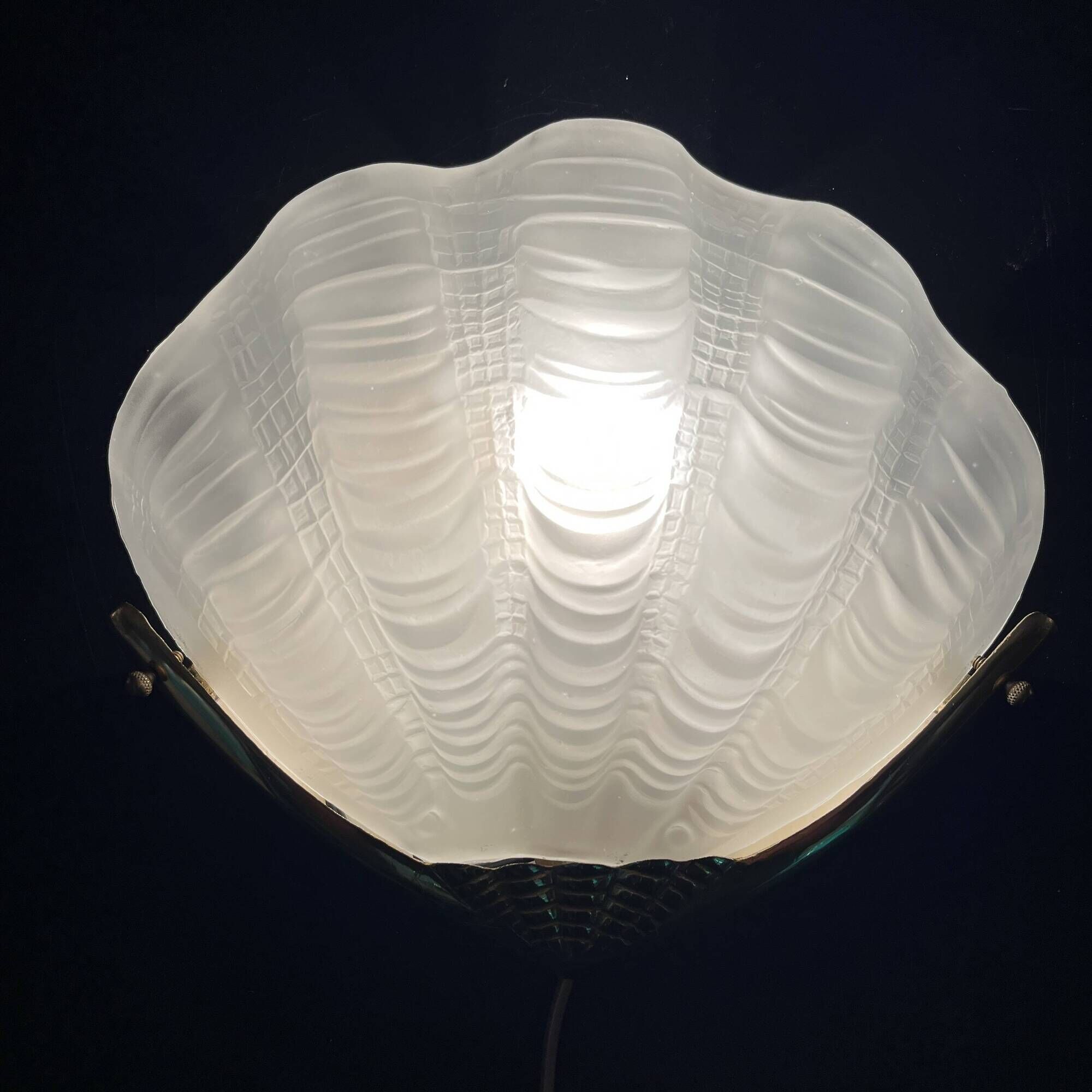 Shell wall light in gilded brass and frosted pressed glass Art Deco style