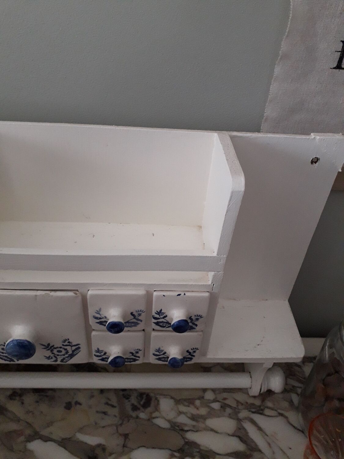 Wall-mounted kitchen shelf