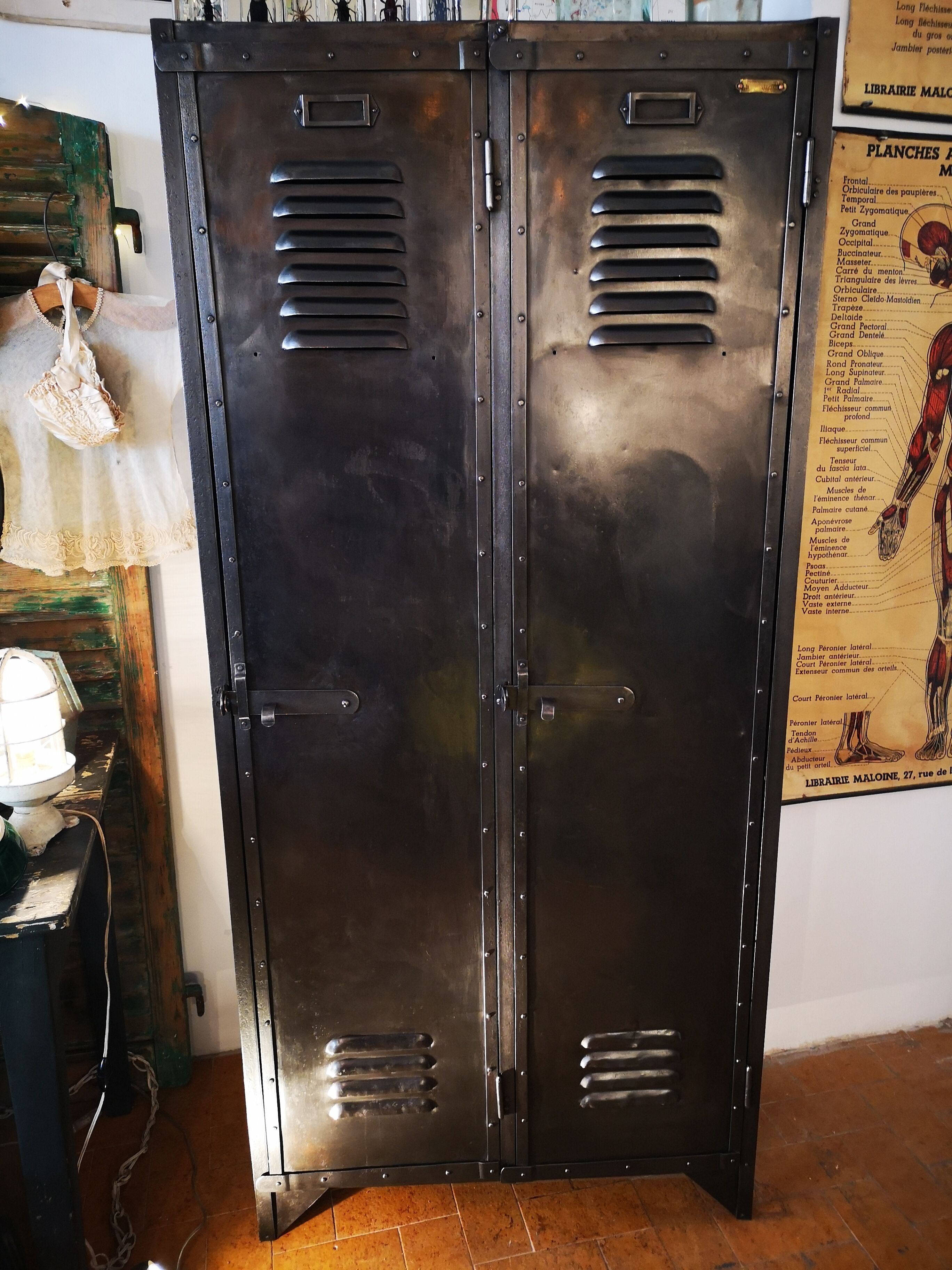 Industrial locker room, J. HOUDRY, 2 doors.