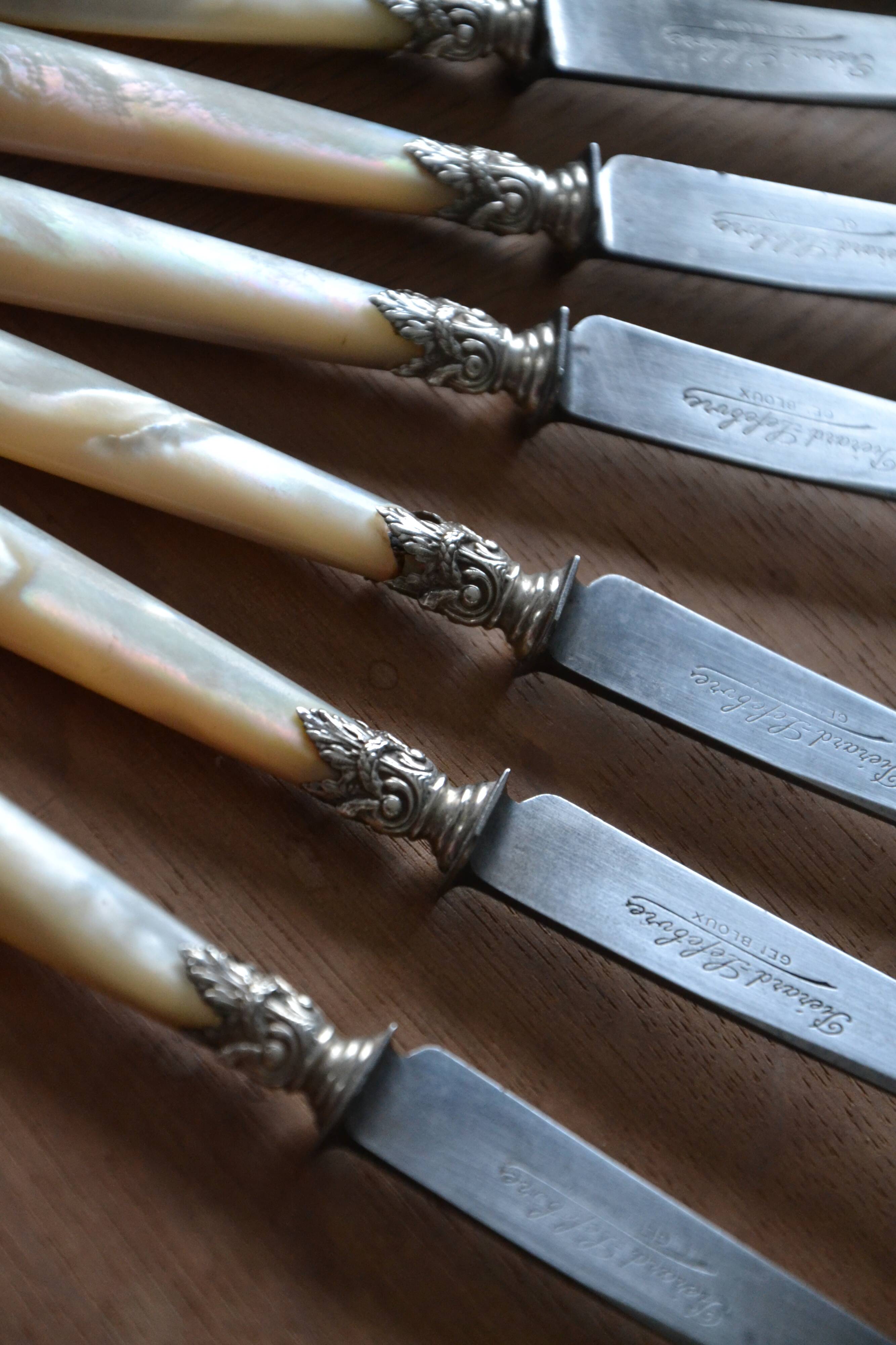 10 antique knives in mother-of-pearl and silver-plated metal