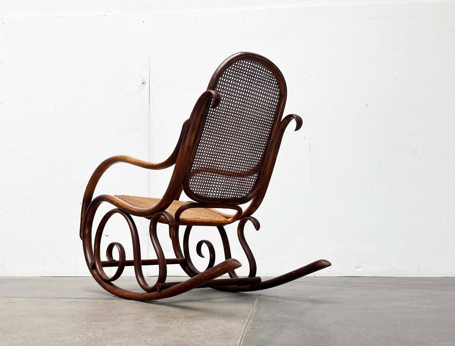 Curved wooden rocking chair Art Nouveau Jugendstil by Fischel, Austria, 1910s